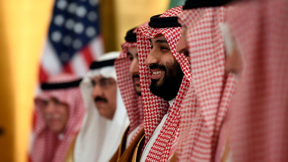 Diktaturen Saudiarabien, här representerat av kronprins Mohammed bin Salman (leende i mitten), är kontroversiellt att göra affärer med. Bild från G20-mötet i Japan nyligen.