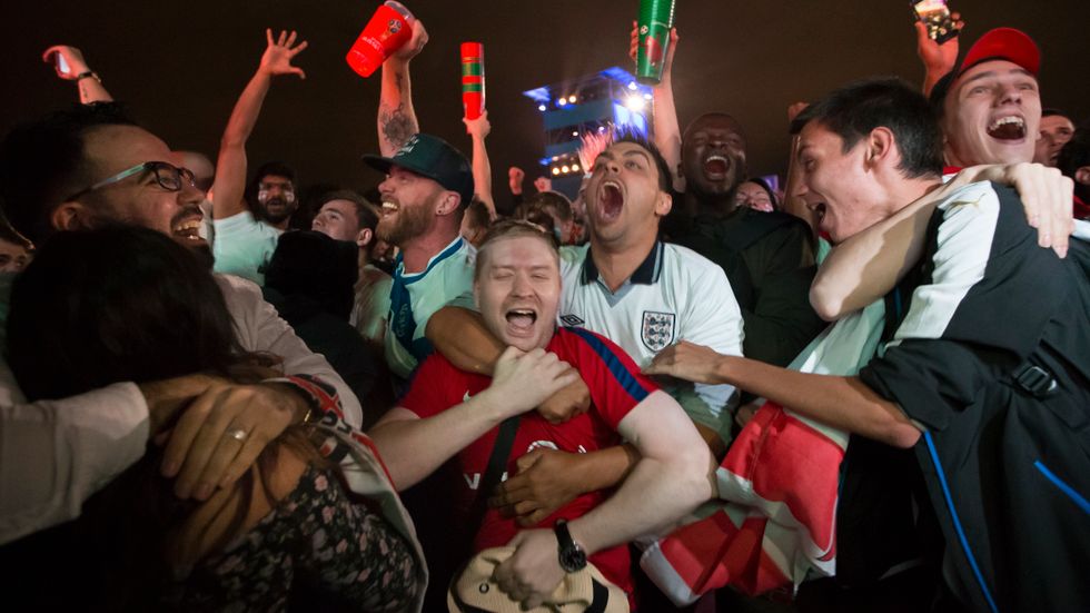 Jublande fans efter segern mot Colombia. Det återstår att se om engelsmännen är lika glada efter matchen på lördag.