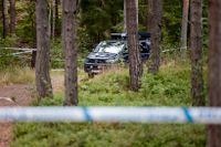 En tonårspojke hittades under tisdagen död utomhus i Orminge i Nacka kommun. Händelsen utreds som mord.