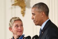 President Barack Obama delar ut frihetsmedaljen till komikern och programledaren Ellen DeGeneres.
