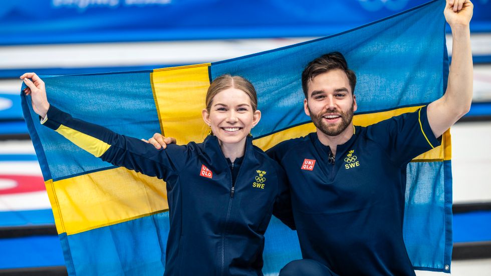 Almida De Val och Oskar Eriksson jublar över curlingbronset. 
