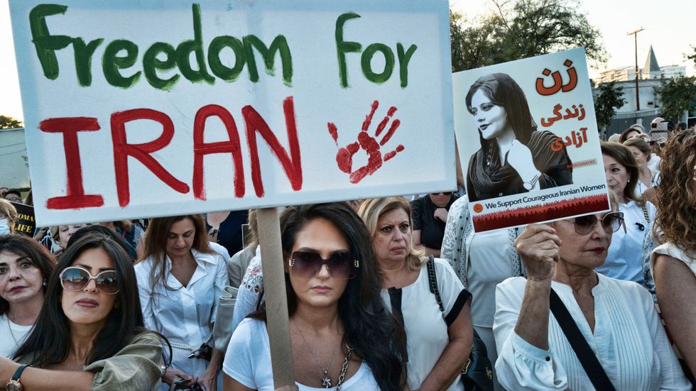 Iranska kvinnor protesterar i solidaritet med sina landsmän i Kalifornien den 29 september. Bilderna som kommer ut från Iran är få, då regimen strypt tillgången till internet.