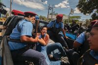 Polis griper en demonstrant i Nicaraguas huvudstad Managua i mars. Arkivbild.