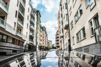 Stockholm stad säljer fastigheter för att sedan hyra in sig i dem – en modell som kan stå skattebetalarna dyrt, varnar experter.