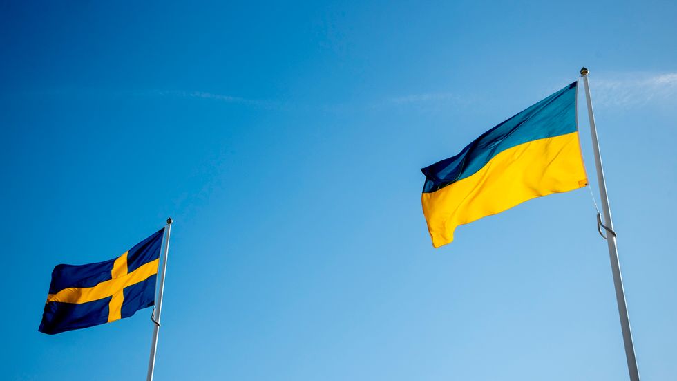 Svenska och ukrainska flaggan över Gustaf Adolfs torg i Göteborg.