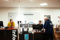 Varken Elin Hilme Klint eller Anders Nilsson, bibliotekarier på Hässelby villastads bibliotek, tycker att människor ska kunna portas från biblioteken.