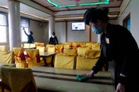 Personal på en nudelrestaurang i Pyongyang desinficerar bord. Bilden är från den 5 februari.