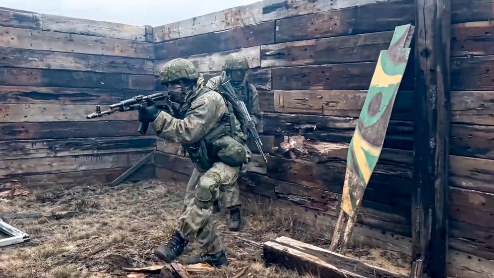 Ryska soldater övar i Belarus.
