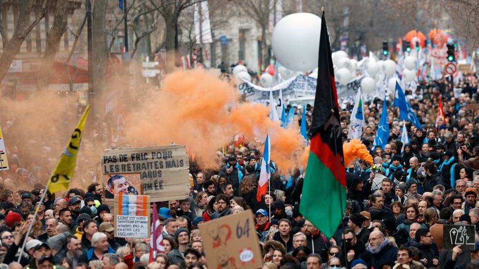 Demonstranter i Paris protesterar den 11 februari mot regeringens förslag att höja pensionsåldern.