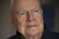 Kjell Espmark, som fyller 90 år den 19 februari, är poet, romanförfattare och litteraturvetare, och sedan 1981 ledamot av Svenska Akademien. 