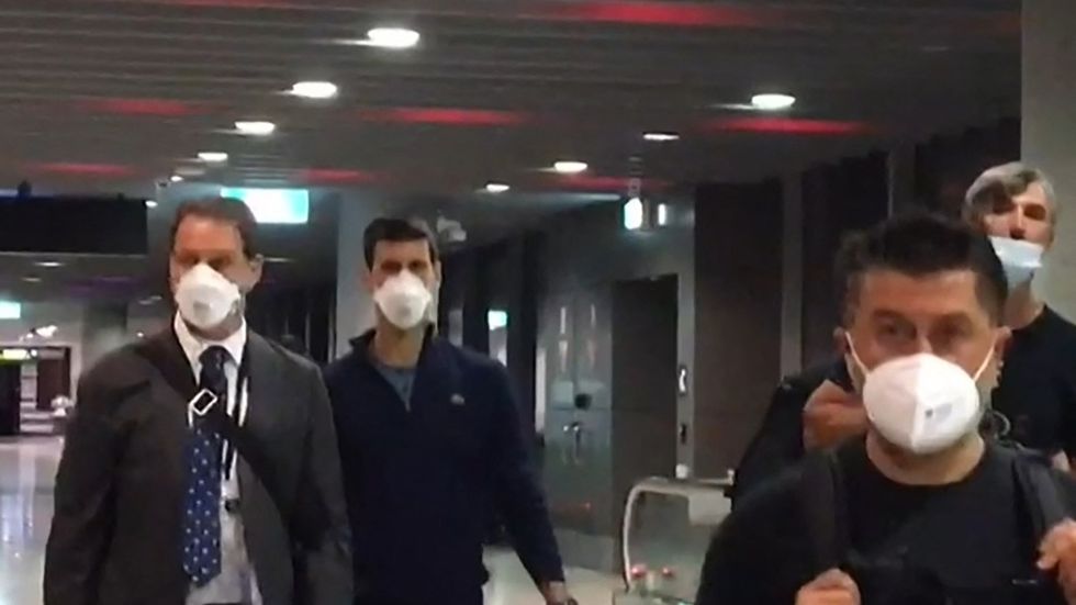 Novak Djokovic på väg ut ur landet. 