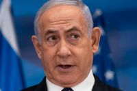 Tidigare premiärministern Benjamin Netanyahu gläds åt att koalitionsregeringen spricker. Nu ser han en chans till att komma tillbaka till makten.