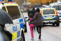 Elever lämnar skolan Kronan Trollhättan efter attacken.