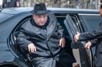 Den nordkoreanske ledaren anländer till tågstationen för att lämna Vladivostok, Ryssland.