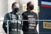 Lewis Hamilton med sitt politiska budskap bredvid stallkamraten Valtteri Bottas efer segern på Mugellobanan för två veckor sedan.