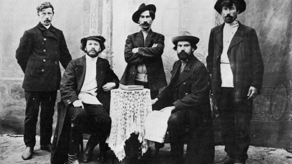 Medlemmar i den ryska terroristgruppen Narodnaja volja (Folkviljan), bild från 1870–1880-talet.