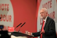 Corbyn: En av Europas mest misslyckade partiledare möts av intern revolt efter att ha lagt fram en socialistisk valplattform.