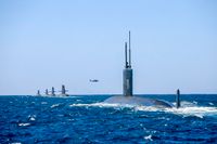 En amerikansk ubåt och fyra australiska vid övningar på Australiens västkust 2019.