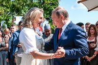 Rysslands president Vladimir Putin dansar med Österrikes utrikesminister Karin Kneissl vid hennes bröllop i augusti.
