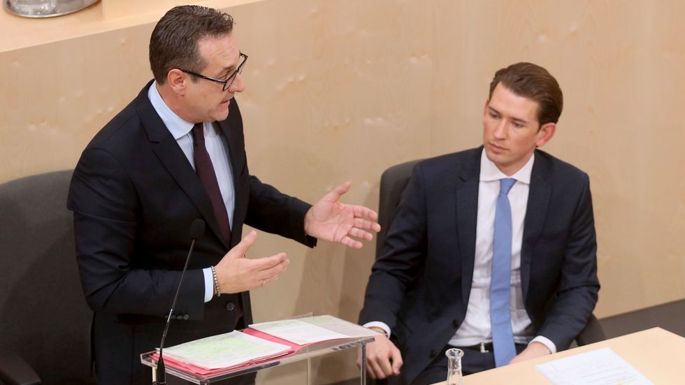 FPÖ:s partiledare Heinz-Christian Strache, som är Österrikes vice förbundskansler, tillsammans med landets förbudskansler ÖVP-ledaren Sebastian Kurz.