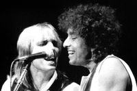 Tom Petty och Bob Dylan spelar i New York i juli 1986.