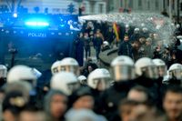 Högerextrema grupper drabbade i helgen samman med polisen i Köln.