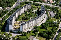 BRF Aspnäs består totalt av 530 lägenheter. Förutom två bostadshus har föreningen även ett annex samt ett generöst garage med plats för 360 bilar.