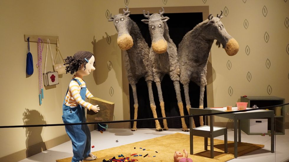 Utställningen ”Gråvargar och Älgbrorsor” gestaltar Pija Lindenbaums bildvärld på Dunkers kulturhus till och med den 10 januari.