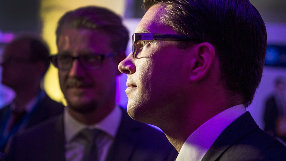 SD:s partiledaren Jimmie Åkesson och i bakgrunden Linus Bylund.