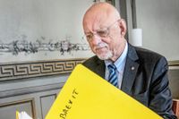 På EU-minister Hans Dahlgrens kontor finns en tjock, gul mapp där just ”brexit” står skrivet på framsidan.