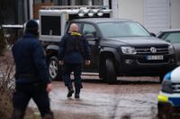 Polisens kriminaltekniker på plats vid en bostad i skånska Åkarp där en kvinna har hittats död. Arkivbild.