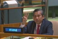 Ambassadören Kyaw Moe Tun höll upp tre fingrar i en gest som används av proteströrelsen i demonstrationerna mot Myanmars militärjunta, vid ett tal i FN:s generalförsamling i februari.