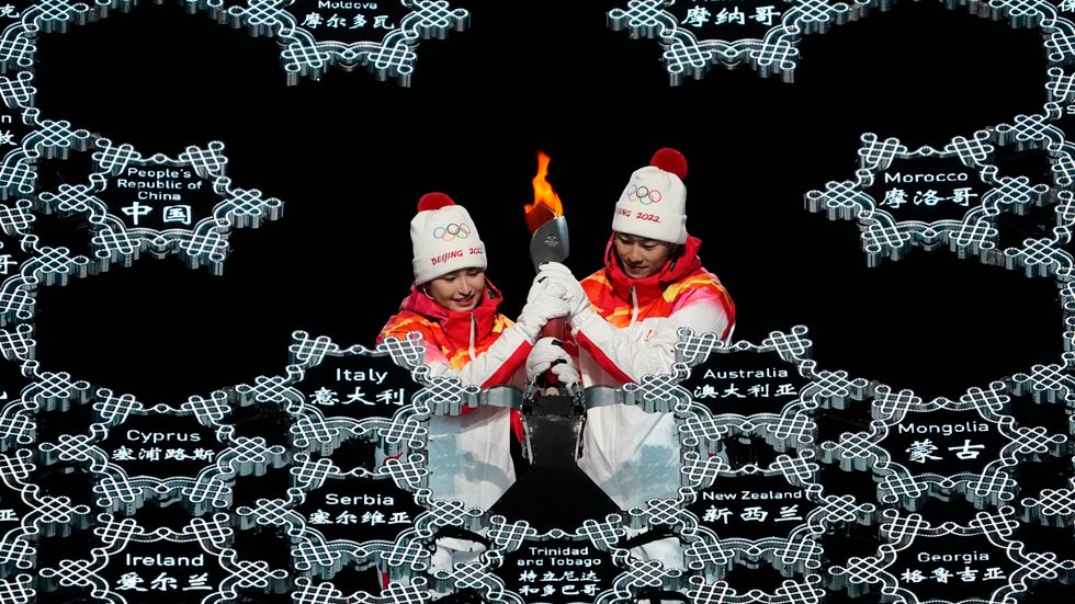 Dinigeer Yilamujian och Zhao Jiawen tände OS-elden.