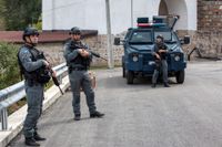 Poliser i Kosovo utanför Bansjkaklostret i onsdags där en eldstrid pågick i söndags.
