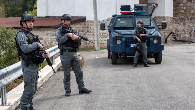 Poliser i Kosovo utanför Bansjkaklostret i onsdags där en eldstrid pågick i söndags.