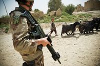 Sveriges bör inte riskera människoliv och kasta bort resurser på ett meningslöst krig i Afghanistan, skriver Pierre Schori.