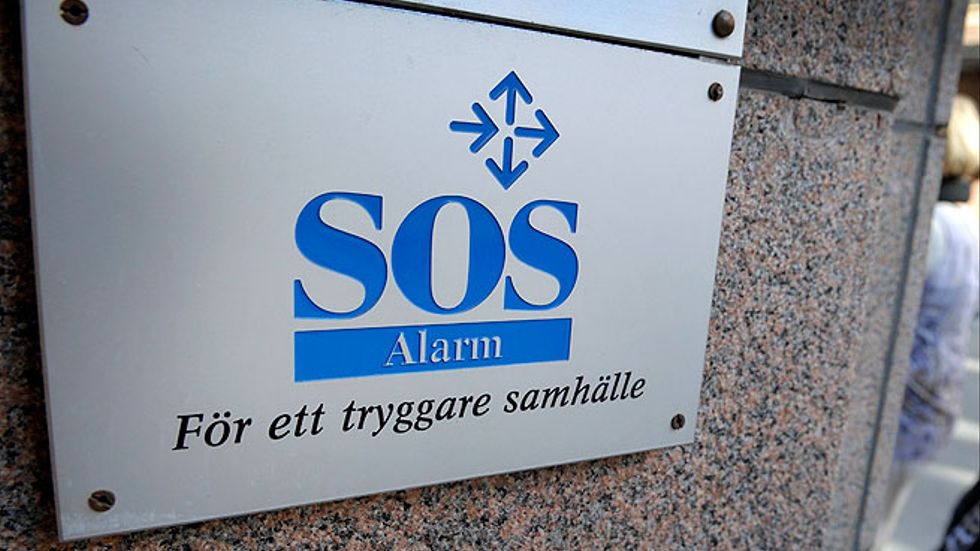 SOS Alarm anställer sköterska – men erkänner inga tidigare breister i svar på Socialstyrelsens kritik.
