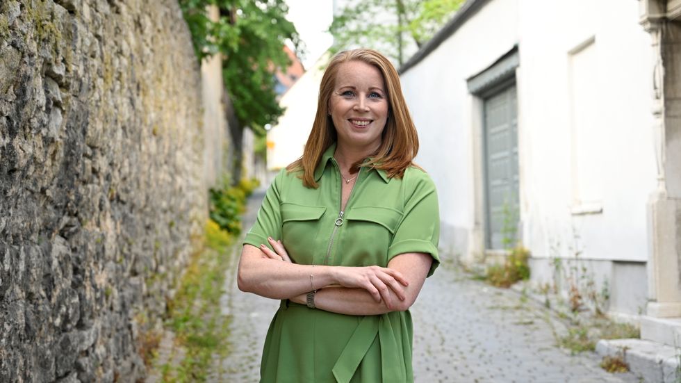 Centerpartiets partiledare Annie Lööf (C) på väg mellan olika arrangemang under Almedalsveckan.