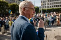 Artikelförfattaren Gunnar Hökmark talar vid en av Måndags­rörelsens manifestationer på Norrmalmstorg i Stockholm till stöd för Ukraina.