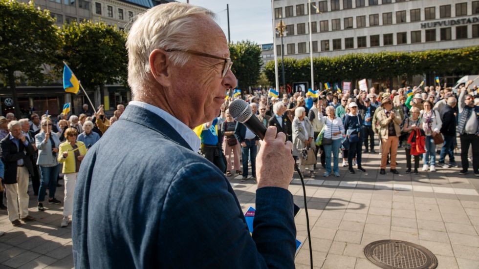 Artikelförfattaren Gunnar Hökmark talar vid en av Måndags­rörelsens manifestationer på Norrmalmstorg i Stockholm till stöd för Ukraina.