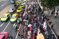 De regeringskritiska demonstranterna lyssnade inte på polisens varningar om att det är förbjudet att samlas – utan tog sig ut på Bangkoks gator för att visa sitt missnöje med regeringen och monarkin.