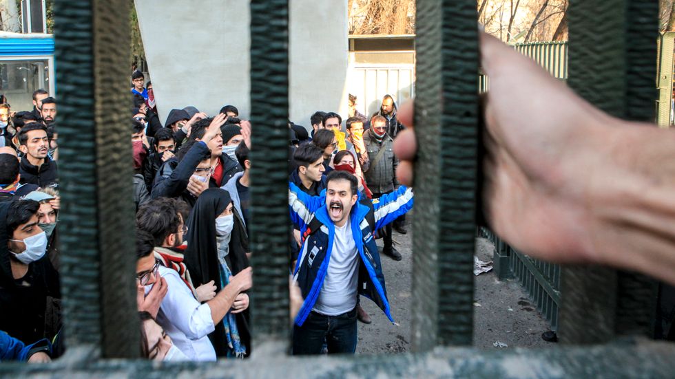 Universitetsstuderande i Teheran i en regimkritisk protest inne på universitetsområdet. Bilden togs i lördags. I