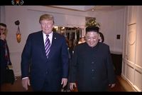 I ett klipp från den nya dokumentären, producerad av Nordkoreas statliga tv, syns Donald Trump och Kim Jong-Un promenera sida vid sida under toppmötet i Hanoi till synes på gott humör.