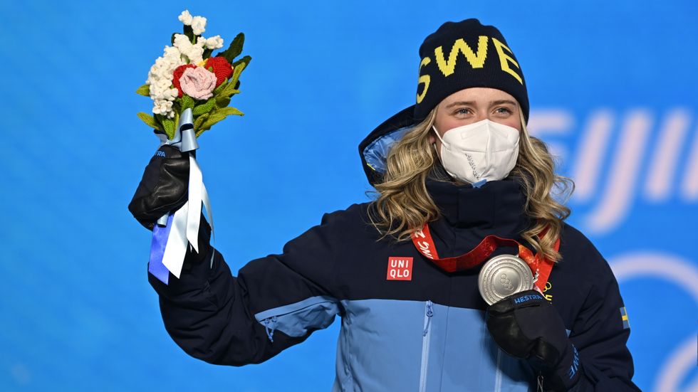 Skidskytten Elvira Öberg med sitt OS-silver från sprinten.