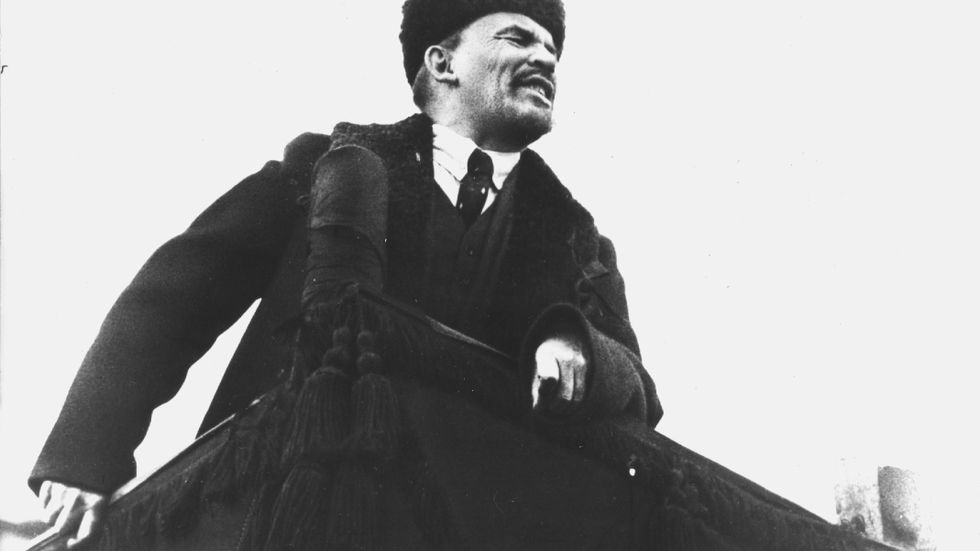 ”Det revolutionära proletariatet är ojämförligt mycket starkare i den utomparlamentariska kampen”, menade Lenin.