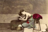 En kvinna tvättar sitt hår.