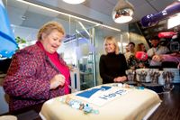 Andra bullar i Norge. Erna Solberg firar Høyres framgångar i lokalvalen med tårta.