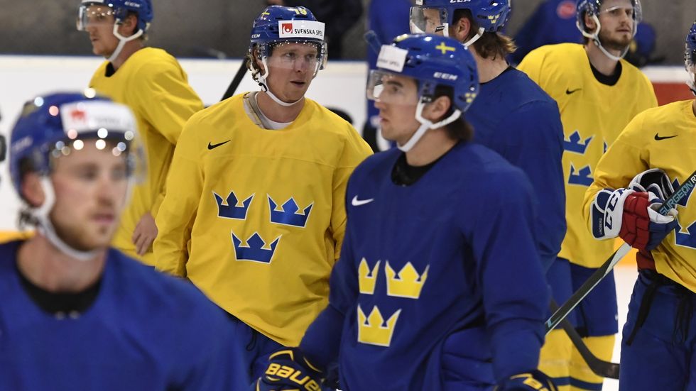 Nicklas Bäckström, i gul tröja i mitten, tvekade inte när han fick frågan om han ville spela VM.