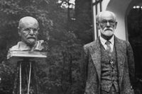 Sigmund Freud bredvid en best föreställande honom själv.
