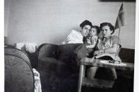 1948 föds Leons och Esters första barn Salomon i Borås. Leon och Ester får hjälp av sin arbetsgivare Oscar Jacobson med både bostad och barnomsorg.